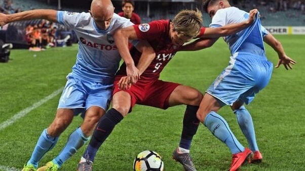 Cách tì đè và che chắn bóng khi tranh chấp - Kỹ thuật bóng đá