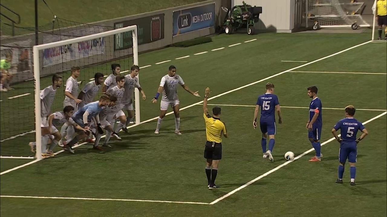 Đá phạt trong bóng đá là gì?