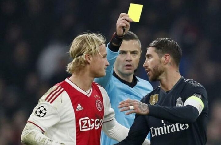 Tẩy Thẻ Là Gì? Tẩy Thẻ Có Vi Phạm Luật Bóng Đá Không?