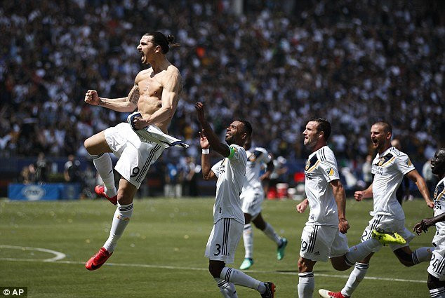 Video: Ibrahimovic ghi siêu phẩm trận ra mắt, LA Galaxy lội ngược dòng không tưởng