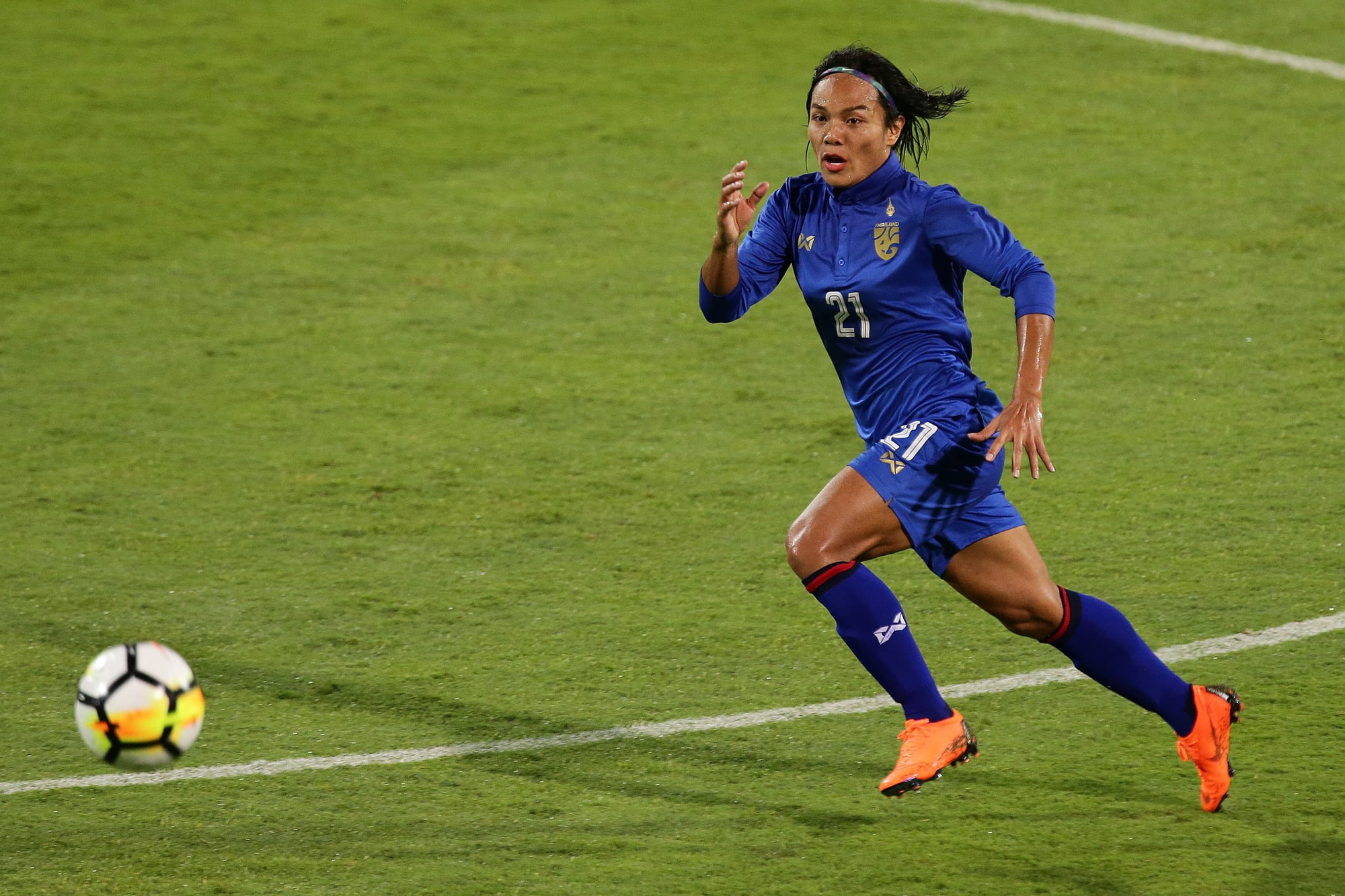 Cầu thủ chuyển giới được phép thi đấu bóng đá nữ hay không?