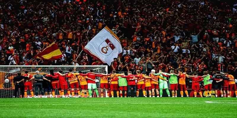 Cổ động viên Galatasaray tạo nên bầu không khí cuồng nhiệt