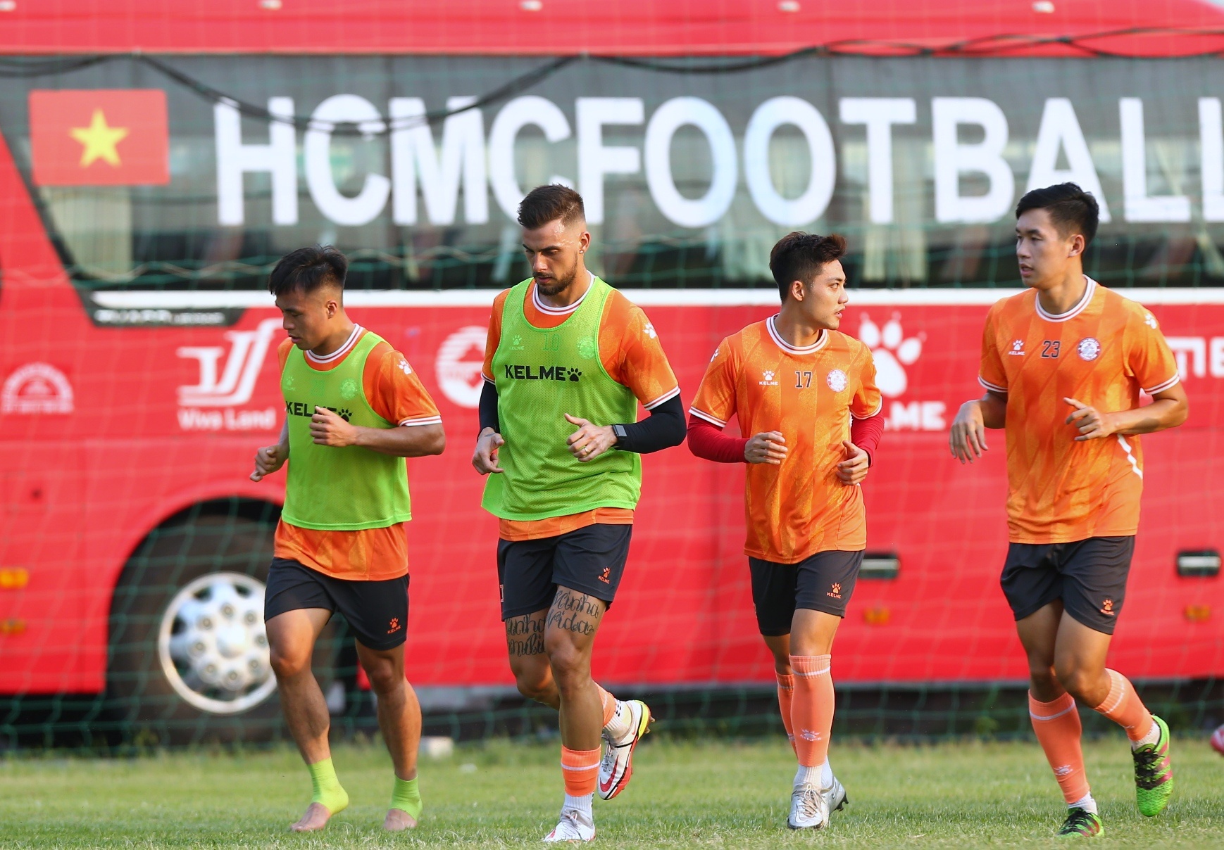 Tiền Lót Tay Bóng đá Là Gì? Sự Thật Về Những "Siêu Hợp Đồng"