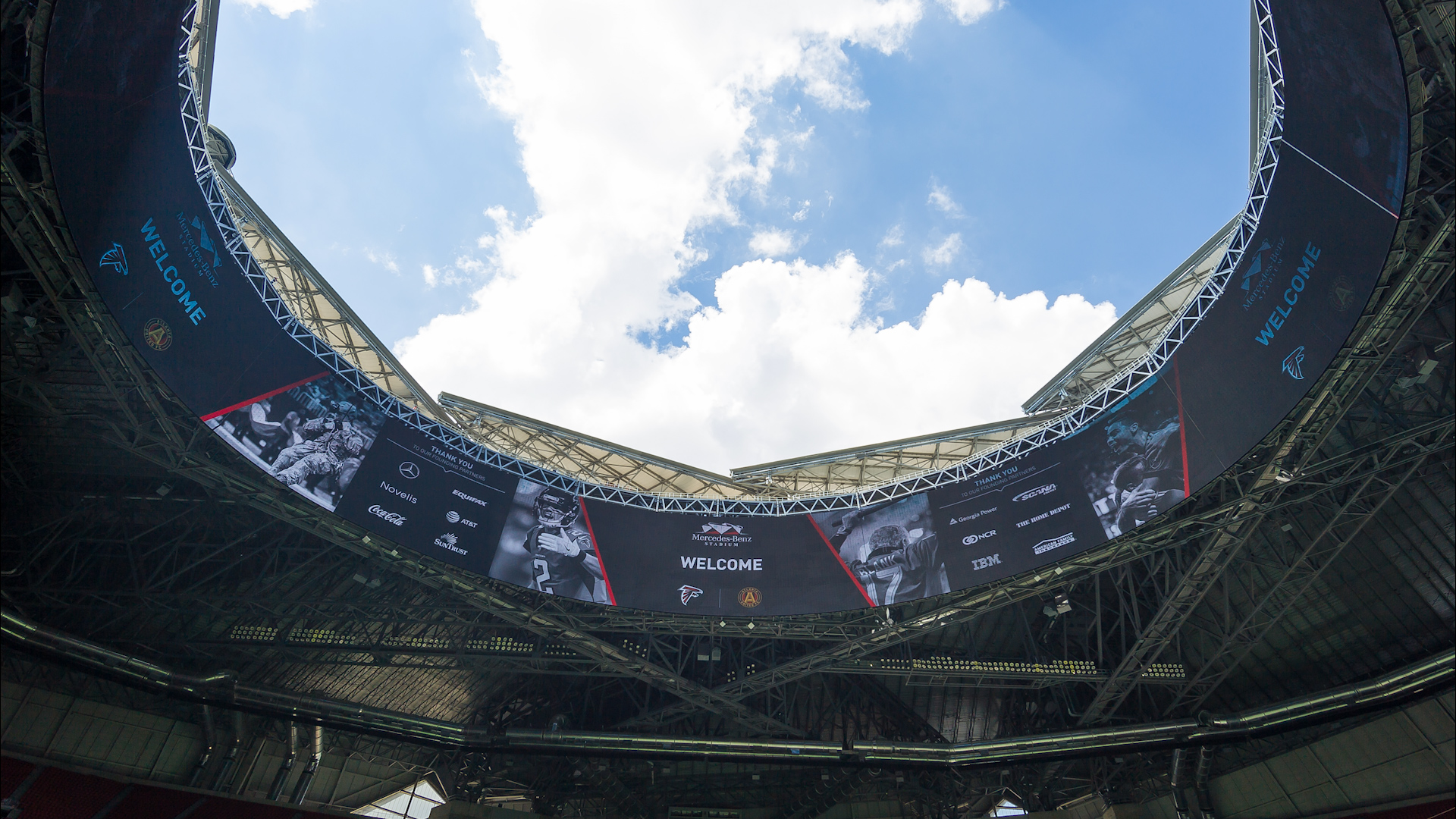 Mái vòm Pinwheel của sân Mercedes-Benz