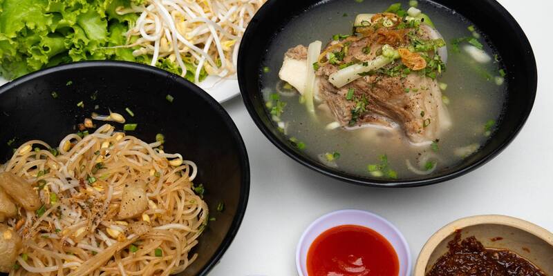 Hủ tiếu mực Ông Diệm với xí quách khổng lồ